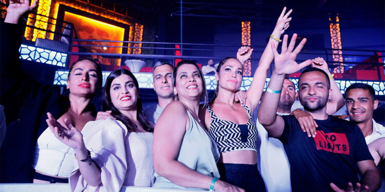 Müzik yasağının kaldırıldığı Antalya'da mekanlar doldu
