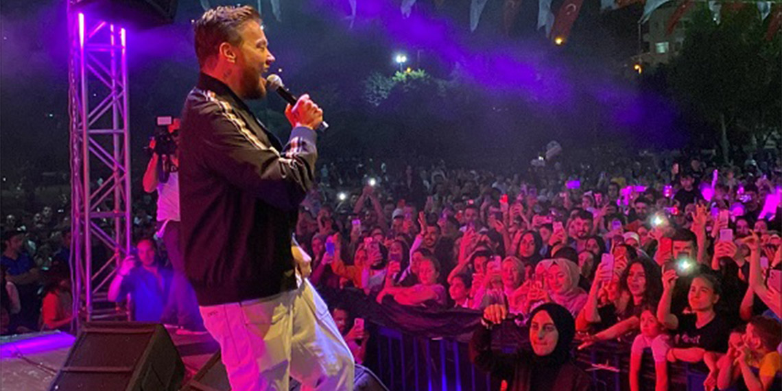 Öğrencilere moral için Sinan Akçıl konseri düzenlendi