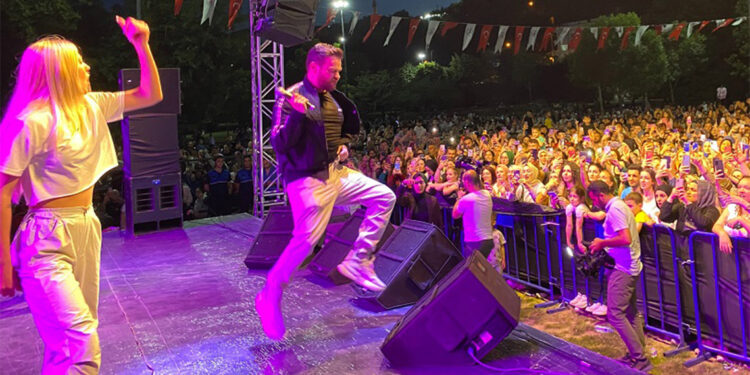 Öğrencilere moral için Sinan Akçıl konseri düzenlendi