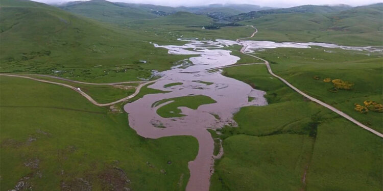 Perşembe Yaylası'ndaki menderesler taştı