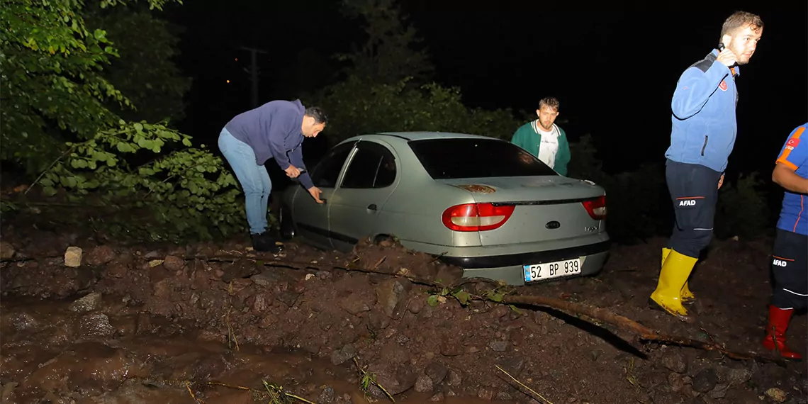 Ordu'da sel sularında mahsur kalan 6 kişi kurtarıldı