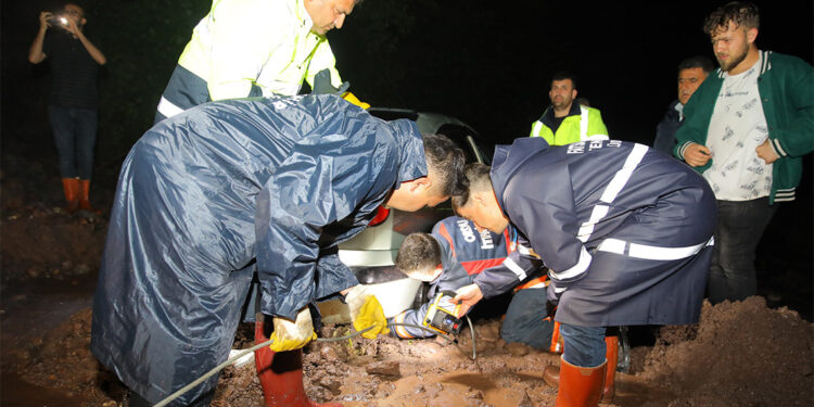 Ordu'da sel sularında mahsur kalan 6 kişi kurtarıldı