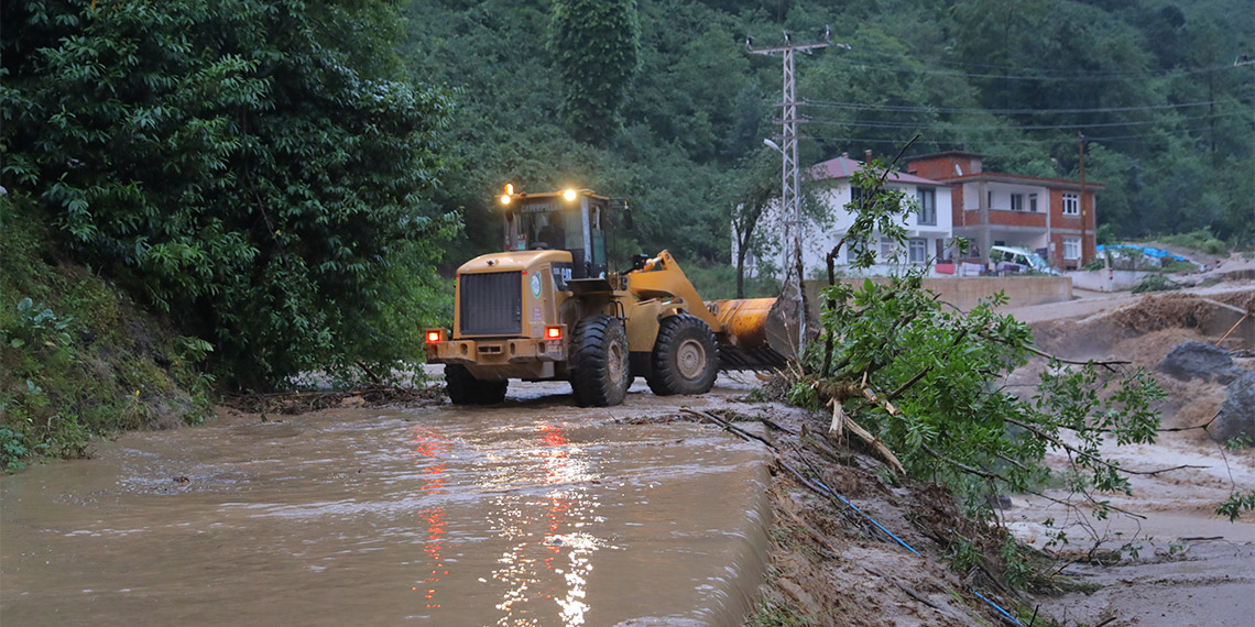 İki gündür etkili olan sağanak yağış günlük yaşamı olumsuz etkilerken, Ordu'da sel sularında mahsur kalan 6 kişi kurtarıldı.