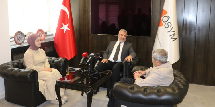 ÖSYM Başkanı en yaşlı ve en genç üniversite adayları ile buluştu