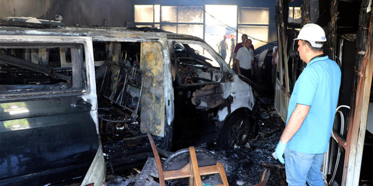 Kayseri'de oto galeride yangın; 6 araç zarar gördü