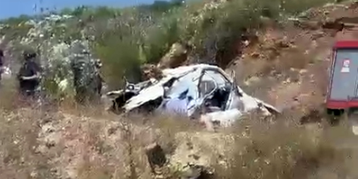 30 metreden yuvarlanan otomobildeki karı-koca öldü