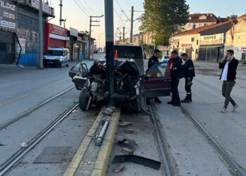 Otomobil tramvay yolundaki kataner direğine çarptı