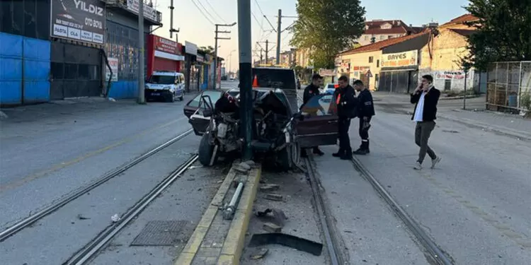 Otomobil tramvay yolundaki kataner direğine çarptı