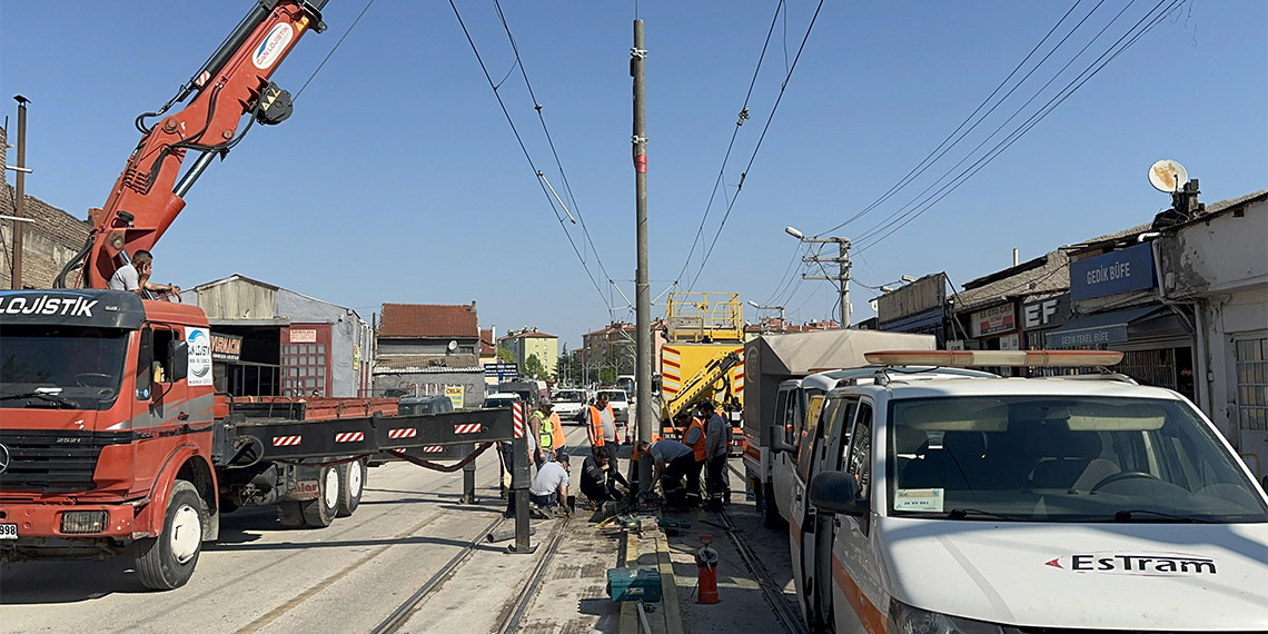Otomobil tramvay yolundaki kataner direğine çarptı