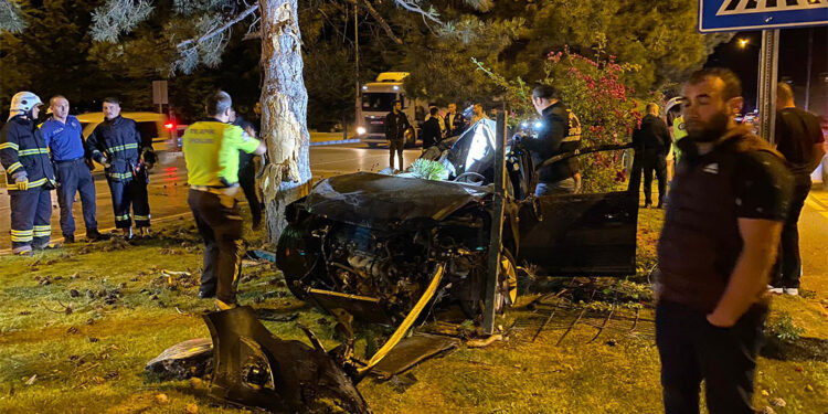 Otomobil refüjdeki ağaca çarptı; 1 ölü