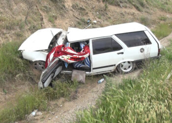 Su kanalına düşen otomobildeki 1'i bebek, 4 kişi yaralandı