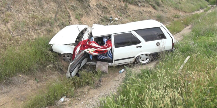 Su kanalına düşen otomobildeki 1'i bebek, 4 kişi yaralandı