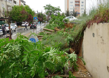 Kocaeli'de otoparkın istinat duvarı çöktü