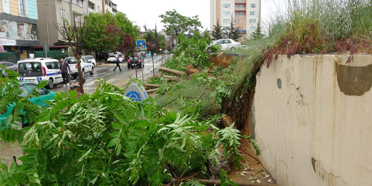 Kocaeli'de otoparkın istinat duvarı çöktü