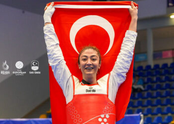 Tekvandocu kızların gözü zirvede