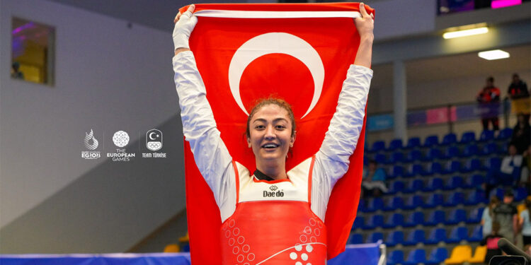 Tekvandocu kızların gözü zirvede