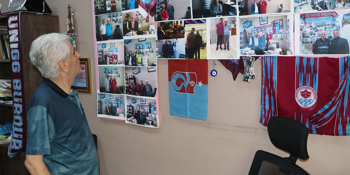 Burdur Mehmet Akif Ersoy Üniversitesi (MAKÜ) Eğitim Fakültesi Öğretim Üyesi Prof. Dr. Hasan Genç, odasını Trabzonspor forması ve bordo-mavi malzemelerle doldurdu. Prof. Dr. Genç, "Bana 'fanatik' diyorlar ama ben bilinçli bir taraftarım. Memleket özlemini burada Trabzonspor'un her türlü posterini, formasını asarak gideriyorum" dedi.