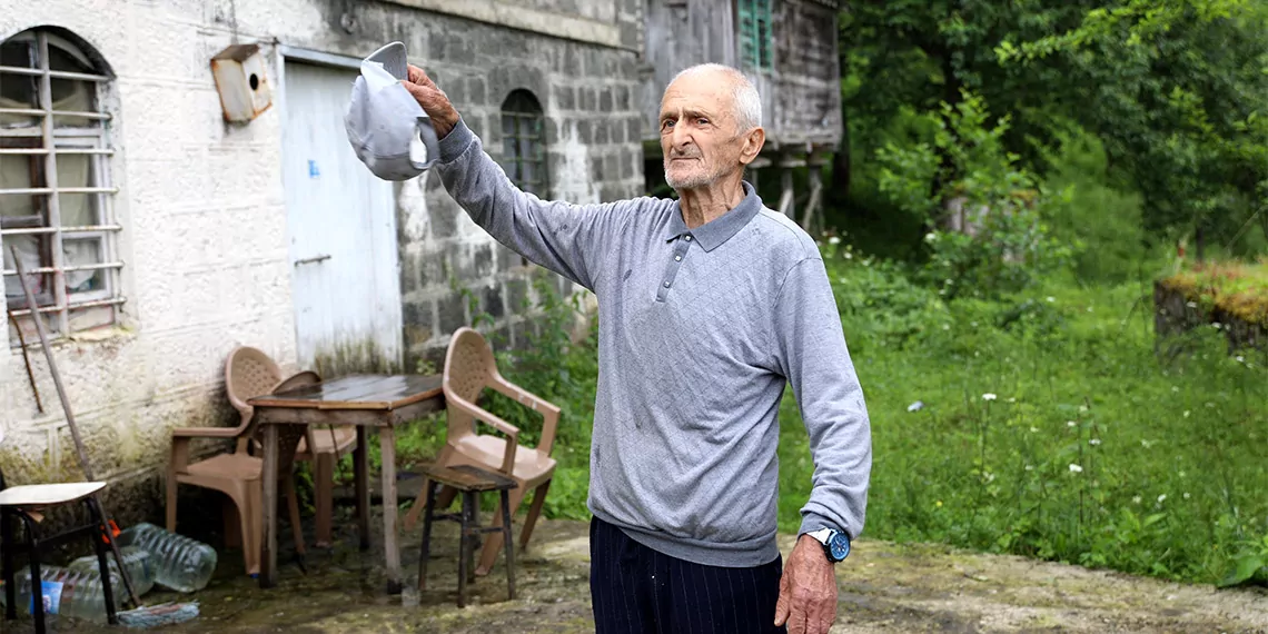 Trabzon'da, koronavirüs pandemisinde, köy evinde tek başına izole olup, misafir kabul etmeden yaşayan i̇smail hacıfettahoğlu (82), hayatın normalleşmesine karşın 'gönüllü karantina' uygulamasını sürdürüyor.