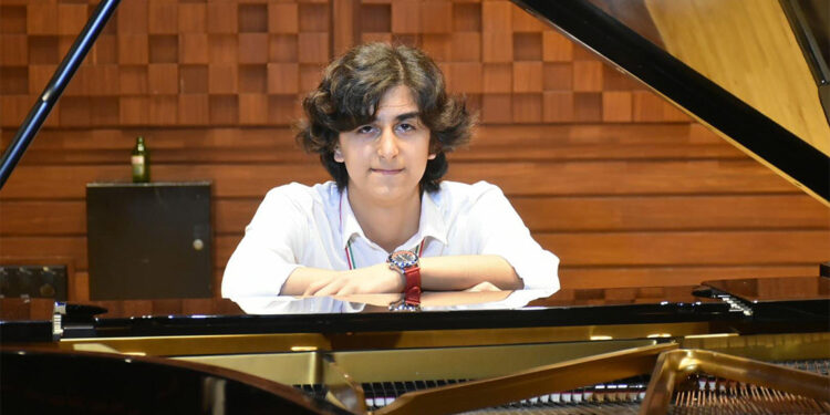 Pandemi döneminde önce orga sonrasında ise piyanoya merak salan Efe Öksüz piyano yarışmasından birincilikle döndü.