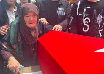 Patlamada şehit olan işçiler toprağa verildi