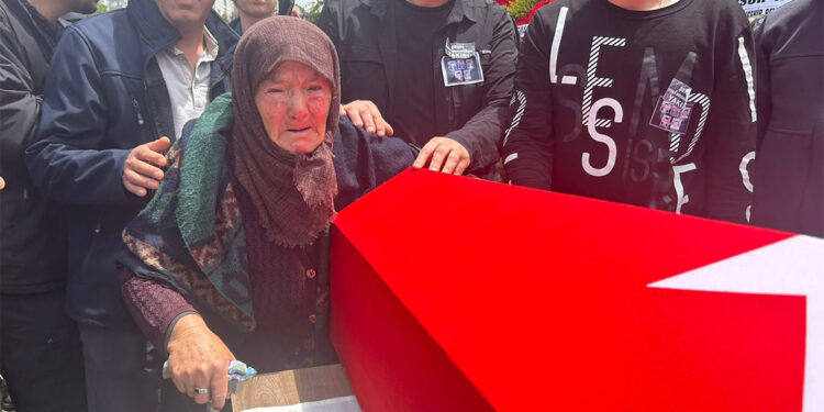 Patlamada şehit olan işçiler toprağa verildi