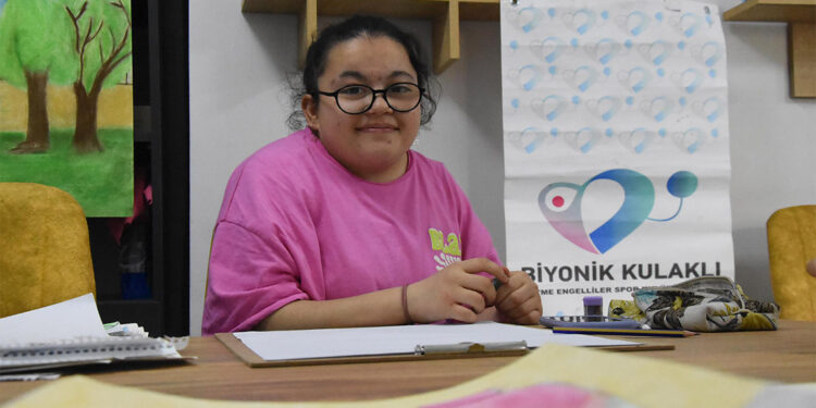 Doğuştan işitme engelli Hilal resimle hayata tutundu