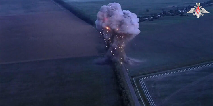 Rusya, Ukrayna ordusuna ait cephaneliği vurdu