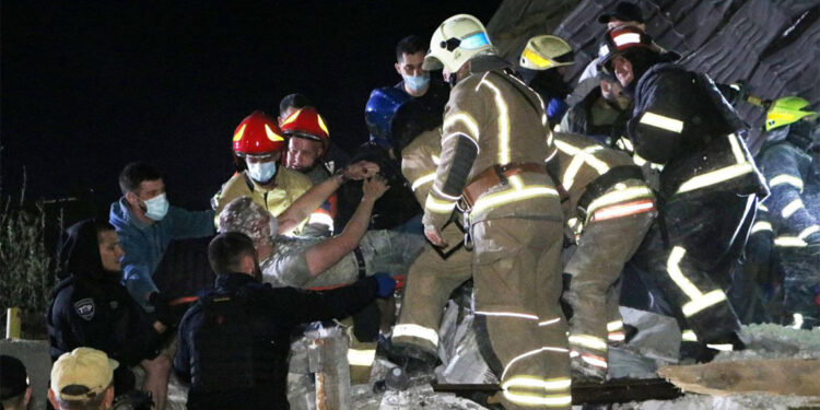 Rusya Dnipro'daki yerleşim yerini füzeyle vurdu; 18 yaralı