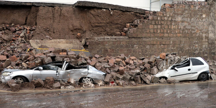 İş yerinin istinat duvarı çöktü; Araçlar haşat oldu