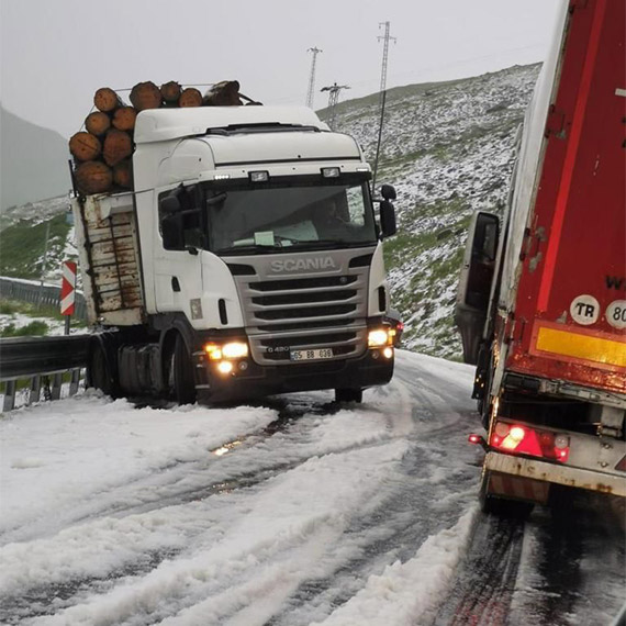 Sahara Geçidi'ne kar yağdı, sürücüler zor anlar yaşadı