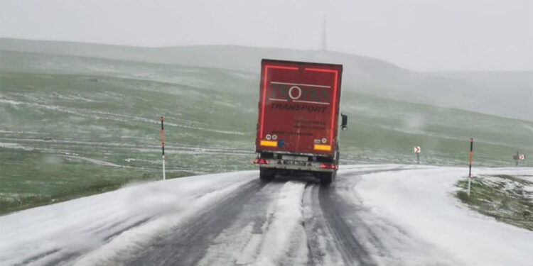 Sahara Geçidi'ne kar yağdı, sürücüler zor anlar yaşadı