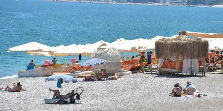 Kurban bayramı tatilinde turizm hareketliliğinin yaşandığı antalya'da sahildeki işletmelerde loca kiralamak isteyenler günlük 3 bin lira, aylık kiralamak isteyenler de 75 bin lira ödüyor.