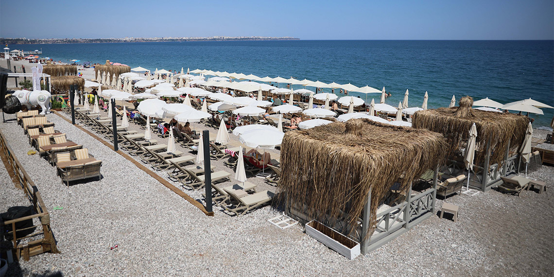 Kurban Bayramı tatilinde turizm hareketliliğinin yaşandığı Antalya'da sahildeki işletmelerde loca kiralamak isteyenler günlük 3 bin lira, aylık kiralamak isteyenler de 75 bin lira ödüyor.