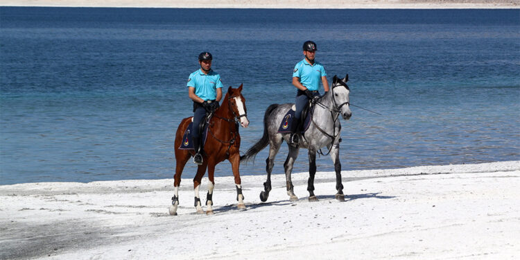 Salda Gölü'nde Atlı Jandarma Timi görevde