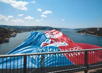 FOMGET'in bayrağı İstanbul Boğazı'na asıldı