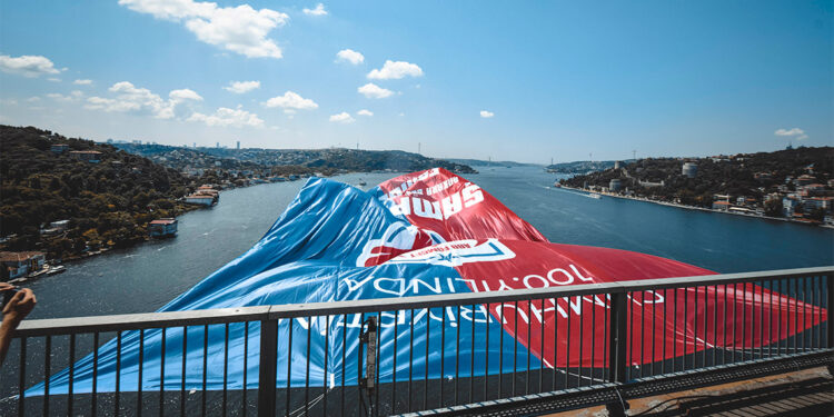 FOMGET'in bayrağı İstanbul Boğazı'na asıldı