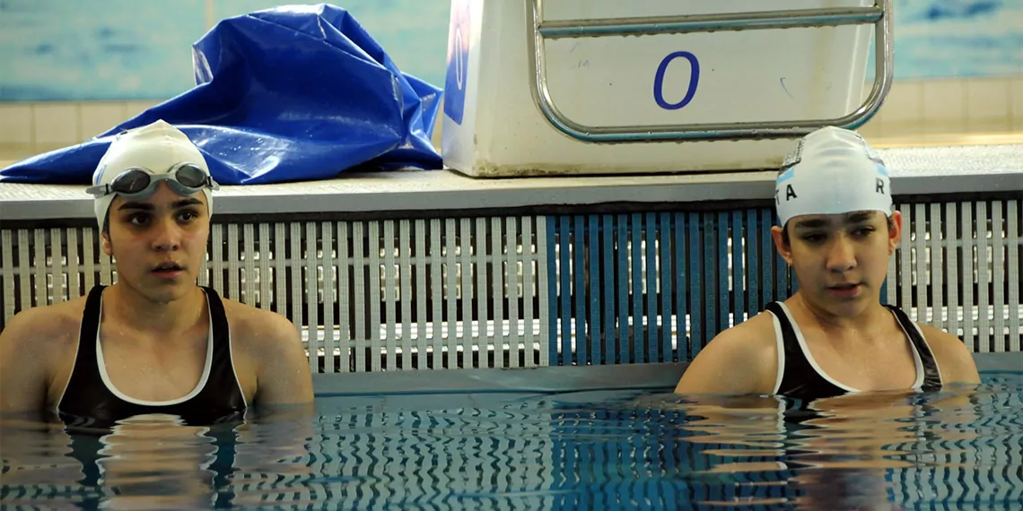 Kayseri’de yaşayan yüzde 90 görme engelli melise (14) ile kardeşi selime akyol (12) yüzmede elde ettikleri çeşitli başarılar ve türkiye şampiyonluklarının ardından milli takım seçmelerine hazırlanıyor.
