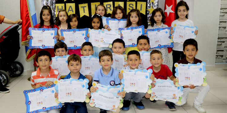 Samsun'da öğrenciler karne heyecanı yaşadı