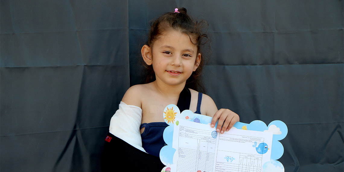 Samsun'da öğrenciler karne heyecanı yaşadı, İlkadım ilçesi Kılıçdede Mahallesi’ndeki İlkadım İlkokulu’nda karneler dağıtılmadan önce tören düzenlendi.