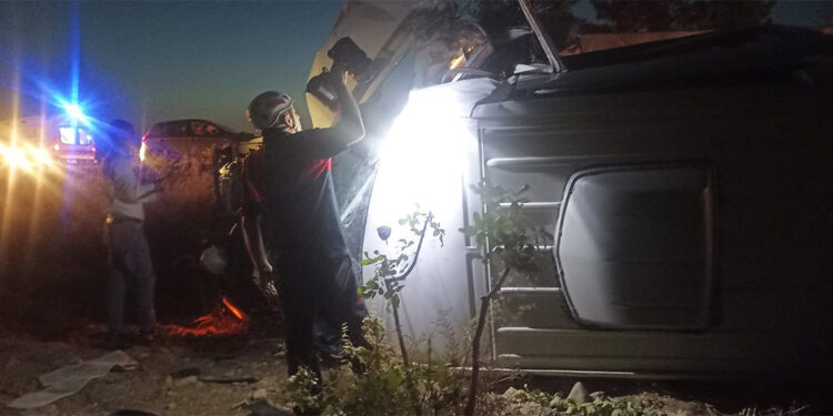 Şanlıurfa'da minibüs ile hafif ticari araç çarpıştı; 1 ölü 10 yaralı