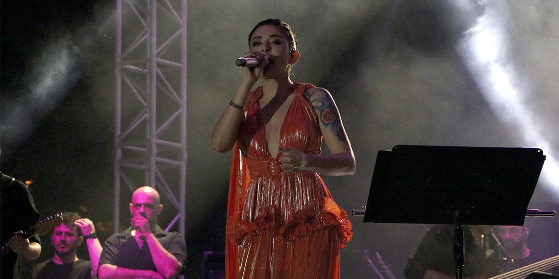 Tekirdağ Uluslararası Kiraz Festivali’nde konser veren şarkıcı Melek Mosso, son bir haftadır gündemi yersizce meşgul ettiğinin farkında olduğunu belirterek, "Kalbi kırılan bir tek kardeşim bile varsa ondan çok çok özür diliyorum ve yürekten özür diliyorum” dedi.