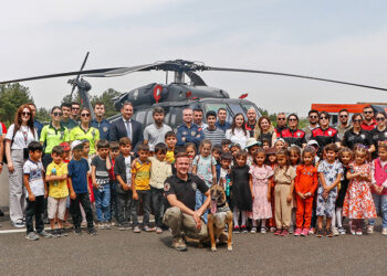 Pilot Cengiz Oruç ilkokulu öğrencileri helikopterle tanıştı