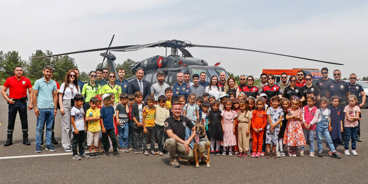 Pilot Cengiz Oruç ilkokulu öğrencileri helikopterle tanıştı
