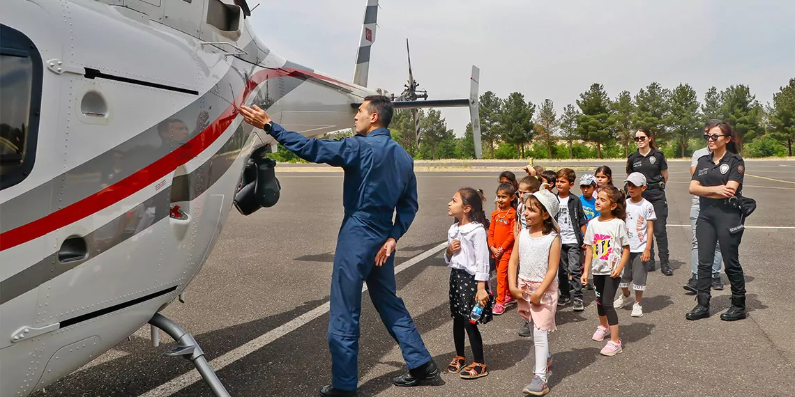 Pilot cengiz oruç ilkokulu öğrencileri helikopterle tanıştı