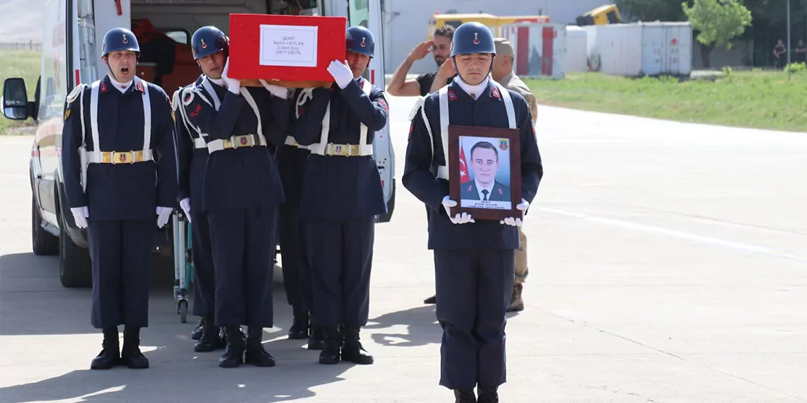 Şehit aydın ceylan'ın cenazesi çanakkale'ye uğurlandı