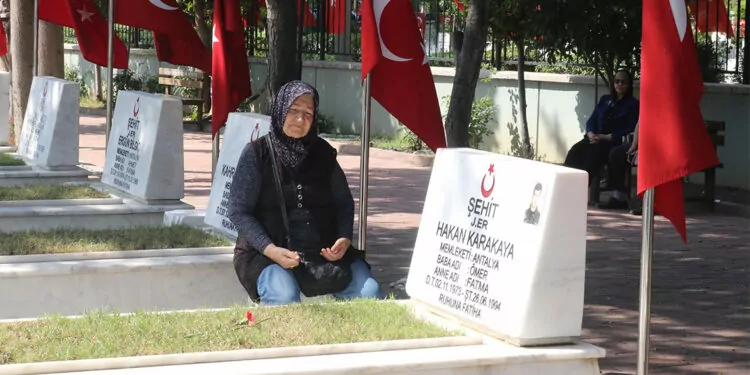 Antalya'da mezarlık ziyaretleri başladı