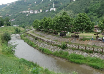 Trabzon'un Akçaabat ilçesinde doğal güzelliği ile öne çıkan Sera Gölü'nde, rüsubat nedeniyle oluşan kirliliğe kalıcı çözüm bulmak için Devlet Su İşleri (DSİ) 22'nci Bölge Müdürlüğü'nce dere yatağına 'çökeltim havuzu' projesi devreye alındı.