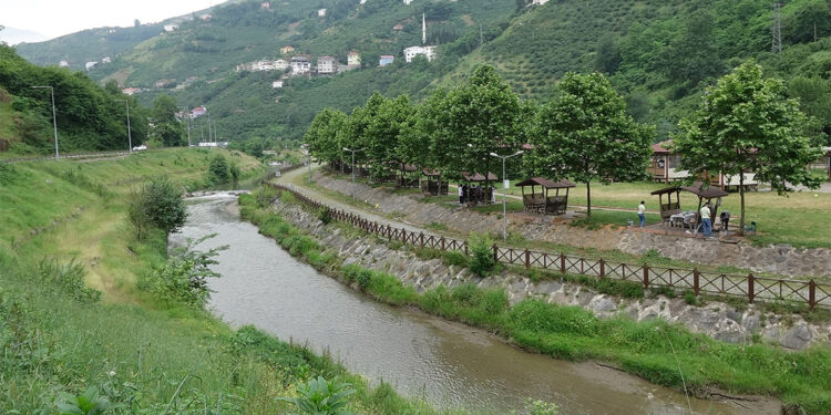 Trabzon'un Akçaabat ilçesinde doğal güzelliği ile öne çıkan Sera Gölü'nde, rüsubat nedeniyle oluşan kirliliğe kalıcı çözüm bulmak için Devlet Su İşleri (DSİ) 22'nci Bölge Müdürlüğü'nce dere yatağına 'çökeltim havuzu' projesi devreye alındı.