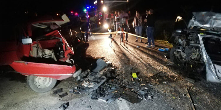 Şereflikoçhisar'da iki otomobil kafa kafaya çarpıştı; 3 ölü