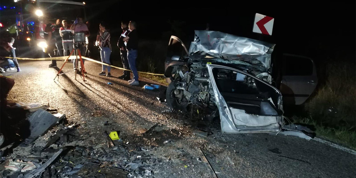 Şereflikoçhisar'da iki otomobil kafa kafaya çarpıştı; 3 ölü
